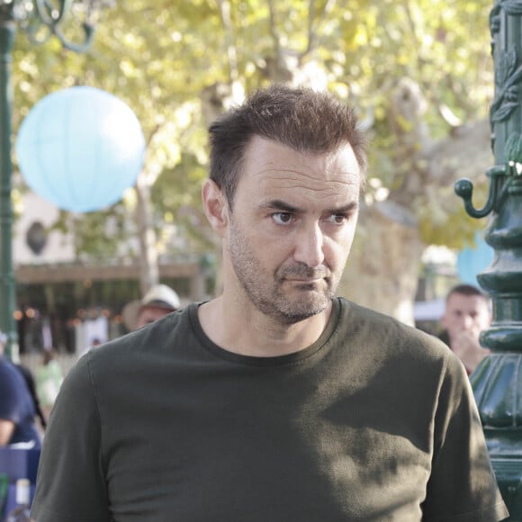 Cyril Lignac lors d'un tournoi de pétanque place des Lices organisé par le magazine Turquoise pour l'association Sourire à la vie à Saint-Tropez le 10 août 2022. © Jack Tribeca / Bestimage