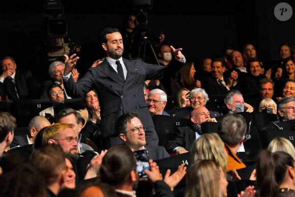 Jonathan Cohen (habillé en Ralph Lauren) est venu présenter, durant la soirée de clôture, les premiers épisodes du Flambeau, une série de Canal Plus, qui parodie Koh Lanta - Cérémonie de clôture sur le pink carpet de la 5ème édition du Festival International Canneseries à Cannes. Le 6 avril 2022 © Bruno Bebert / Bestimage