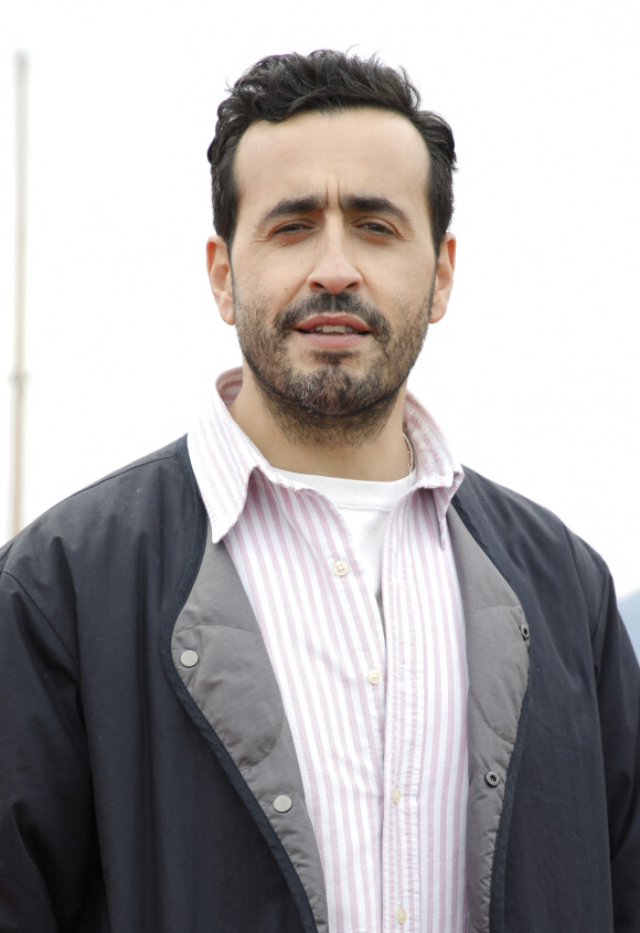 Jonathan Cohen - Photocall de la série "Le Flambeau, les aventuriers de Chupacabra" lors de la 5ème édition du Festival International Canneseries à Cannes. Le 6 avril 2022 © Denis Guignebourg / Bestimage