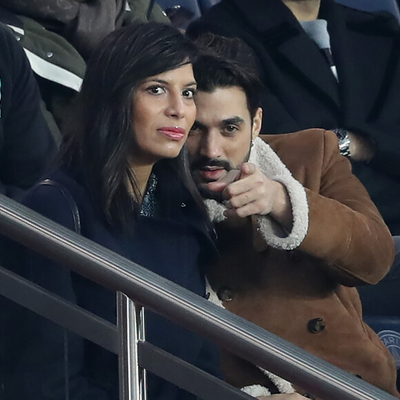 Ils vivent aujourd'hui en banlieue de Montréal, où ils possèdent un studio d'enregistrement pour leurs différents projets respectifs.
La chanteuse Zaho et Florent Mothe - Célébrités dans les tribunes du parc des princes lors du match de football de ligue 1, Paris Saint-Germain (PSG) contre FC Nantes à Paris, France, le 18 novembre 2017. Le PSG a gagné 4-1.