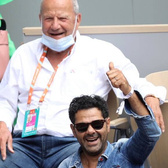 En 2021, Jamel Debbouze assiste à la finale femme de Roland-Garros et son attitude a posé problème
 
Jamel Debbouze fait le show et perturbe le match en cours et l'arbitre . Jamel Debbouze, Patrick Bruel et Marc Ladreit de Lacharrière dans les tribunes des internationaux de France Roland Garros à Paris le 12 juin 2021. © Dominique Jacovides / Bestimage