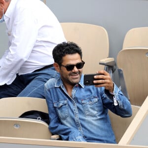 Jamel Debbouze fait le show et perturbe le match en cours et l'arbitre . Jamel Debbouze, Patrick Bruel et Marc Ladreit de Lacharrière dans les tribunes des internationaux de France Roland Garros à Paris le 12 juin 2021. © Dominique Jacovides / Bestimage