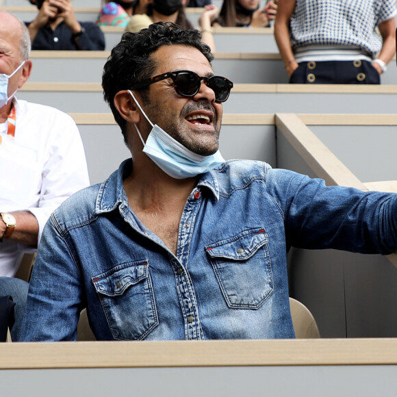 Jamel Debbouze fait le show et perturbe le match en cours et l'arbitre . Jamel Debbouze, Patrick Bruel et Marc Ladreit de Lacharrière dans les tribunes des internationaux de France Roland Garros à Paris le 12 juin 2021. © Dominique Jacovides / Bestimage