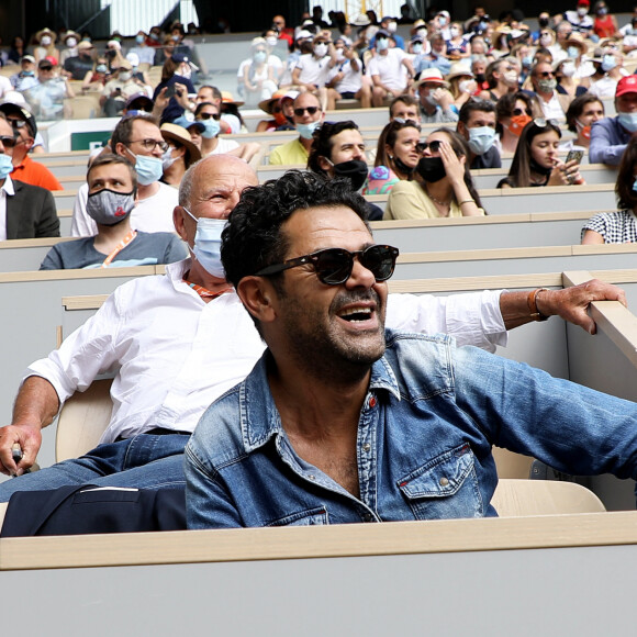 Jamel Debbouze fait le show et perturbe le match en cours et l'arbitre . Jamel Debbouze, Patrick Bruel et Marc Ladreit de Lacharrière dans les tribunes des internationaux de France Roland Garros à Paris le 12 juin 2021. © Dominique Jacovides / Bestimage