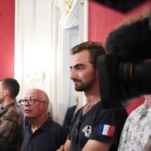 Passionné de cathédrale, le jeune homme de 24 ans a joué un rôle crucial dans l'attaque au couteau survenue à Annecy
Le président de la République Emmanuel Macron et sa femme la Première DameBrigitte Macron à la préfecture de Haute-Savoie, au lendemain d'une attaque massive à l'arme blanche dans un parc à Annecy, France, le 9 juin 2023. Emmanuel et Brigitte Macron sont à Annecy pour saluer toutes les personnes impliquées dans l'attaque. Un réfugié syrien suspecté d'avoir poignardé six personnes dans la ville alpine française d'Annecy le 8 juin 2023 ne semblait pas avoir de "motif terroriste", a déclaré le procureur local aux journalistes. La procureure Line Bonnet-Mathis a déclaré que sur les quatre enfants blessés lors de l'agression, l'un n'avait que 22 mois, deux avaient deux ans et l'aîné avait trois ans. © Mourad Allili/Pool/Bestimage 