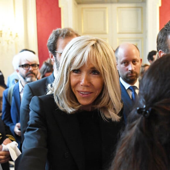 Le président de la République Emmanuel Macron et sa femme la Première DameBrigitte Macron à la préfecture de Haute-Savoie, au lendemain d'une attaque massive à l'arme blanche dans un parc à Annecy, France, le 9 juin 2023. Emmanuel et Brigitte Macron sont à Annecy pour saluer toutes les personnes impliquées dans l'attaque. Un réfugié syrien suspecté d'avoir poignardé six personnes dans la ville alpine française d'Annecy le 8 juin 2023 ne semblait pas avoir de "motif terroriste", a déclaré le procureur local aux journalistes. La procureure Line Bonnet-Mathis a déclaré que sur les quatre enfants blessés lors de l'agression, l'un n'avait que 22 mois, deux avaient deux ans et l'aîné avait trois ans. © Mourad Allili/Pool/Bestimage 