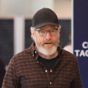 Mais que cache Bryan Cranston (la star de Breaking Bad) dans ses valises à l'aéroport de Los Angeles le 3 novembre 2022. 