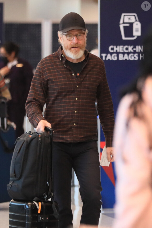 Mais que cache Bryan Cranston (la star de Breaking Bad) dans ses valises à l'aéroport de Los Angeles le 3 novembre 2022. 