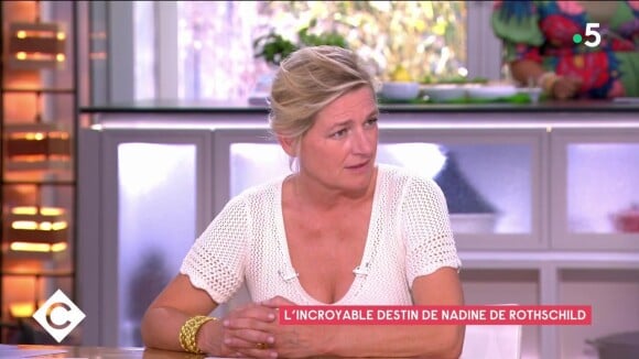 Anne-Elisabeth Lemoine attaquée en direct : sa vie de couple critiquée par une invitée de C à vous