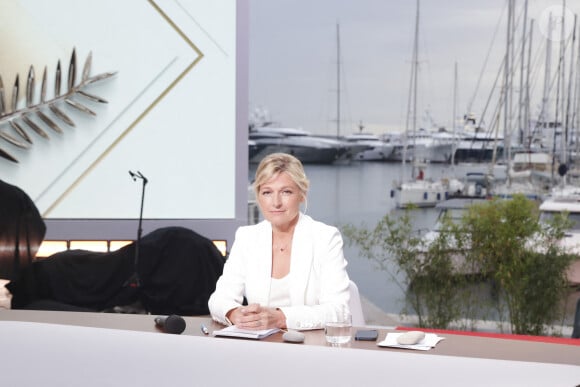 Anne-Elisabeth Lemoine présente l'émission "C à vous" à l'occasion du premier jour du 76ème Festival International du Film de Cannes le 17 mai 2023. © Jack Tribeca / Bestimage 
