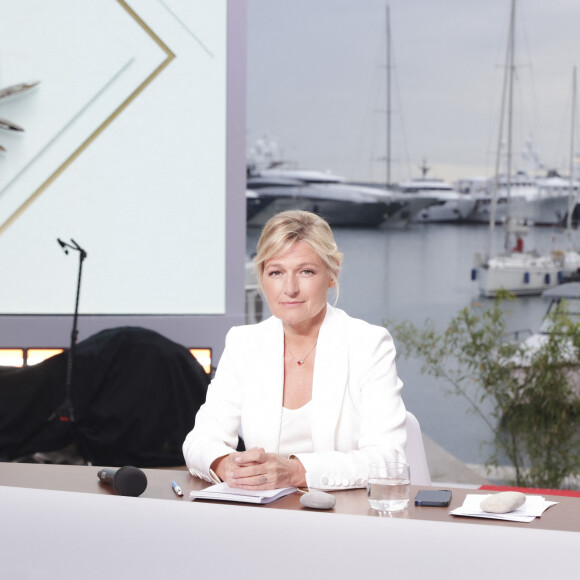 Anne-Elisabeth Lemoine présente l'émission "C à vous" à l'occasion du premier jour du 76ème Festival International du Film de Cannes le 17 mai 2023. © Jack Tribeca / Bestimage 