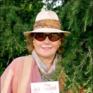Nadine de Rothschild fait la promotion de son livre à Cannes.
