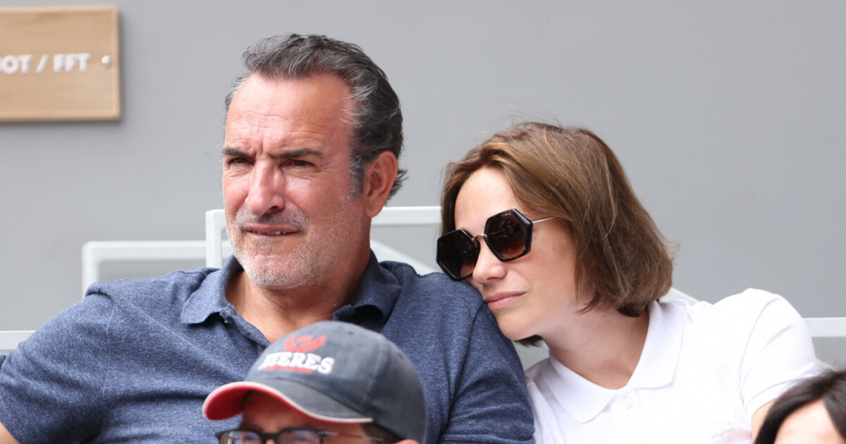 RolandGarros Jean Dujardin et Nathalie Péchalat câlins en tribunes