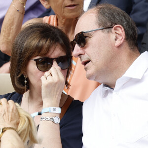 Ils se sont faits beaucoup de messes basses
Jean Castex et sa femme Sandra Ribelaygue - Célébrités en tribunes des Internationaux de France de tennis de Roland Garros 2023 à Paris le 11 juin 2023. © Jacovides-Moreau/Bestimage 