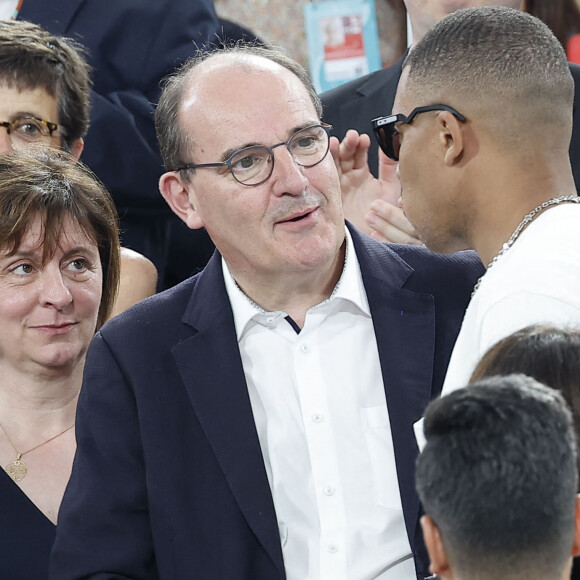 L'ex Premier ministre a pu poser avec Kylian Mbappé
Jean Castex, Kylian Mbappé - Célébrités en tribunes des Internationaux de France de tennis de Roland Garros 2023 à Paris le 11 juin 2023. © Jacovides-Moreau/Bestimage 