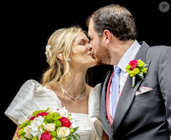 Elle était vêtue d'une magnifique robe de mariée aux manches bouffantes de la maison espagnole Jesus Peiro.
Mariage religieux du prince Johann Wenzel de Liechtenstein et de la comtesse Felicitas von Hartig en l'église des Servites de Vienne le 10 juin 2023. 