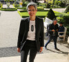 En effet, Sandrine Rousseau a été filmée en train de s'interposer entre deux hommes.
Sandrine Rousseau, députée EELV, dans les jardins de l'assemblée nationale à Paris, le 2 mai 2023. 