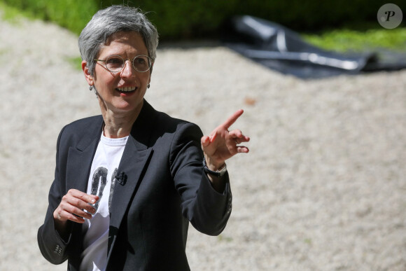 Avec beaucoup de courage, la femme politique n'hésite pas à s'interposer, prenant même le risque de recevoir des couples.
Sandrine Rousseau, députée EELV, dans les jardins de l'assemblée nationale à Paris, le 2 mai 2023. © Stéphane Lemouton / Bestimage