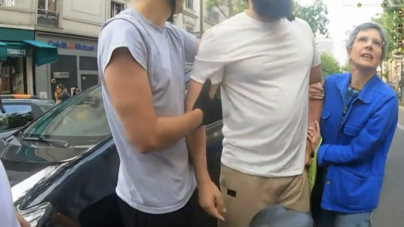 Sandrine Rousseau filmée au coeur d'une bagarre entre un cycliste et un taxi, images hallucinantes