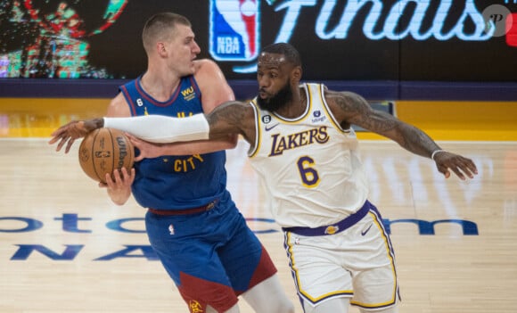 Le basketteur de 28 ans est en couple depuis l'adolescence avec sa femme et ils ont eu leur premier enfant en septembre 2021
 
Nikola Jokic et LeBron James. Efe/ABACAPRESS.COM// Phillip Kim