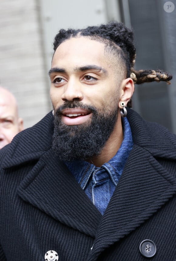 Ce dernier a soutenu Jean Benguigui, assurant qu'il s'agissait bien d'amis à Fary Lopes.
Fary Lopes au défilé Lanvin "Collection Prêt-à-Porter Printemps/Eté 2023" lors de la Fashion Week de Paris (PFW), le 3 octobre 2022.