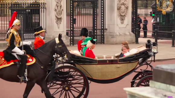 Le carrosse qui transporte la reine Camilla, George, Charlotte et Louis, ainsi que leur maman lors de la cérémonie "Trooping the color"