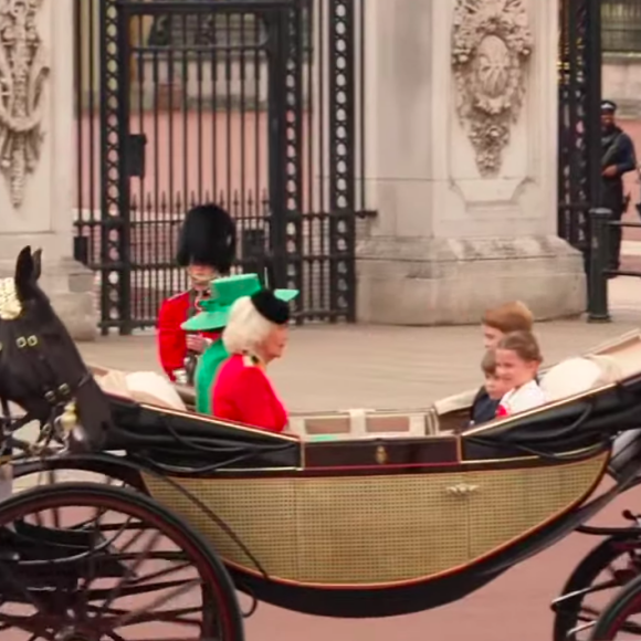 Le carrosse qui transporte la reine Camilla, George, Charlotte et Louis, ainsi que leur maman lors de la cérémonie "Trooping the color"