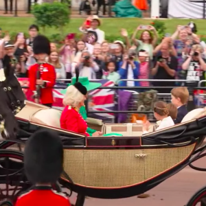 Le carrosse qui transporte la reine Camilla, George, Charlotte et Louis, ainsi que leur maman lors de la cérémonie "Trooping the color"