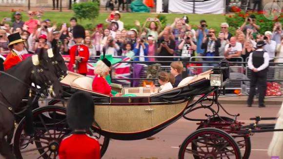 Le carrosse qui transporte la reine Camilla, George, Charlotte et Louis, ainsi que leur maman lors de la cérémonie "Trooping the color"