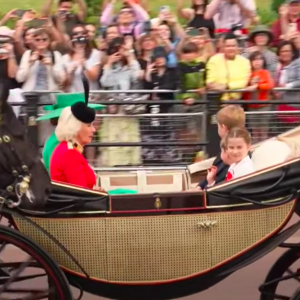 Le carrosse qui transporte la reine Camilla, George, Charlotte et Louis, ainsi que leur maman lors de la cérémonie "Trooping the color"