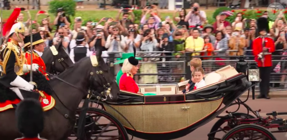 Le carrosse qui transporte la reine Camilla, George, Charlotte et Louis, ainsi que leur maman lors de la cérémonie "Trooping the color"