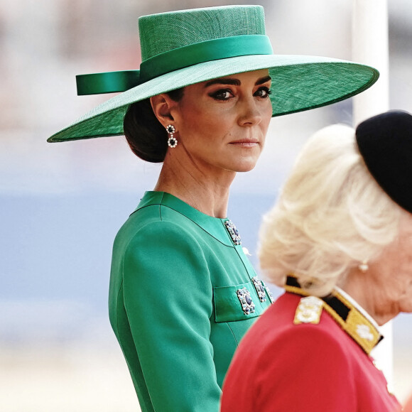 La princesse avait opté pour une robe et un chapeau verts.
La reine Camilla et Kate Middleton lors du Trooping the Colour à Londres le 17 juin 2023. Photo by Stephen Lock / i-Images/ABACAPRESS.COM