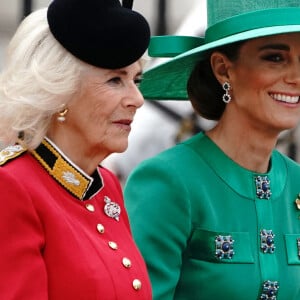 Une tenue colorée qu'elle a accompagnée de boucles d'oreilles.
La reine Camilla et Kate Middleton lors du Trooping the Colour à Londres le 17 juin 2023. Photo by Stephen Lock / i-Images/ABACAPRESS.COM