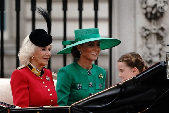 Ils étaient tous adorables.
La reine Camilla, Kate Middleton, les princes George et Louis et la princesse Charlotte lors du Trooping the Colour à Londres le 17 juin 2023. Photo by Stephen Lock / i-Images/ABACAPRESS.COM