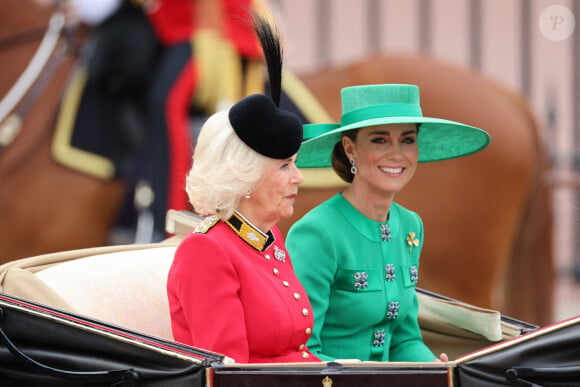 Kate Middleton était resplendissante lors du Trooping the Color.
La reine Camilla et Kate Middleton lors du Trooping the Colour à Londres. Photo by Stephen Lock / i-Images/ABACAPRESS.COM