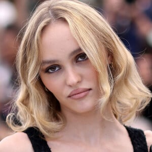 Elle est entourée de bougies, ces derniers temps !
Lily Rose-Depp au photocall de "The Idol" lors du Festival International du Film de Cannes. © Jacovides / Moreau / Bestimage