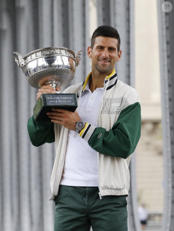 Novak Djokovic avec son trophée de Roland Garros devant la Tour Eiffel et sous le pont de Bir-Hakeim à Paris. Le 12 juin 2023 © Marc Ausset-Lacroix / Bestimage