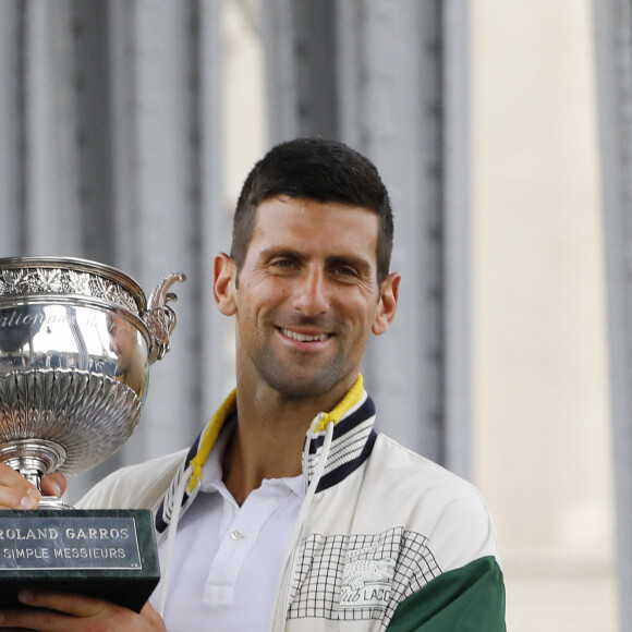 Novak Djokovic avec son trophée de Roland Garros devant la Tour Eiffel et sous le pont de Bir-Hakeim à Paris. Le 12 juin 2023 © Marc Ausset-Lacroix / Bestimage