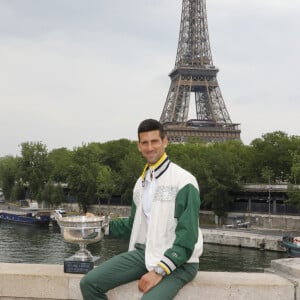 "Il voudrait être aimé quoi ! Il donnerait n'importe quoi pour être aimé !", assure Henri Leconte
 
Novak Djokovic avec son trophée de Roland Garros devant la Tour Eiffel et sous le pont de Bir-Hakeim à Paris. Le 12 juin 2023 © Marc Ausset-Lacroix / Bestimage