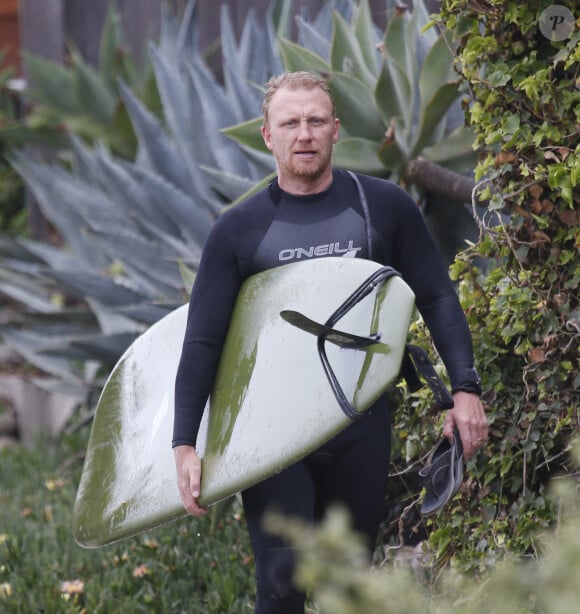 Exclusif - Kevin McKidd (Grey's Anatomy) va se frotter aux vagues de l'océan sur sa planche de surf à Santa Barbara le 4 juin 2021. 