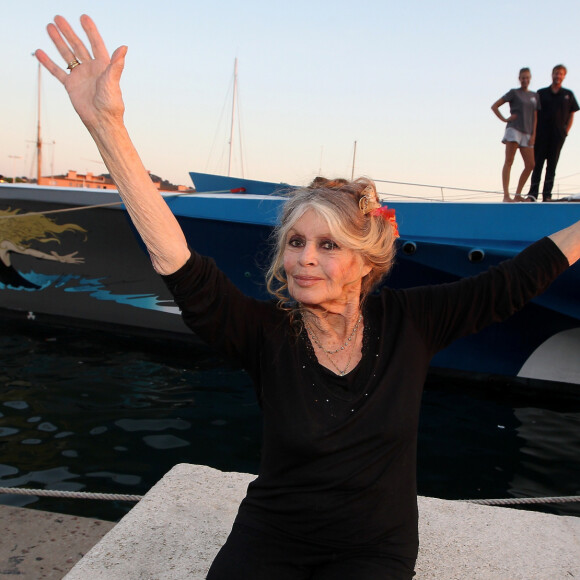 Exclusif - Brigitte Bardot pose avec l'équipage de Brigitte Bardot Sea Shepherd, le célèbre trimaran d'intervention de l'organisation écologiste, sur le port de Saint-Tropez, le 26 septembre 2014 en escale pour 3 jours à deux jours de ses 80 ans. Cela fait au moins dix ans qu'elle n'est pas apparue en public sur le port tropézien. 
