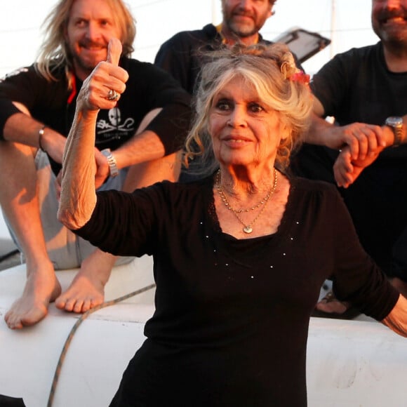 Exclusif - Brigitte Bardot pose avec l'équipage de Brigitte Bardot Sea Shepherd, le célèbre trimaran d'intervention de l'organisation écologiste, sur le port de Saint-Tropez, le 26 septembre 2014 en escale pour 3 jours à deux jours de ses 80 ans. Cela fait au moins dix ans qu'elle n'est pas apparue en public sur le port tropézien. 