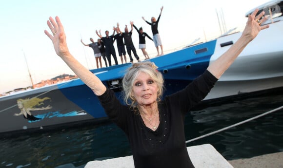 Exclusif - Brigitte Bardot pose avec l'équipage de Brigitte Bardot Sea Shepherd, le célèbre trimaran d'intervention de l'organisation écologiste, sur le port de Saint-Tropez, le 26 septembre 2014 en escale pour 3 jours à deux jours de ses 80 ans. Cela fait au moins dix ans qu'elle n'est pas apparue en public sur le port tropézien. 