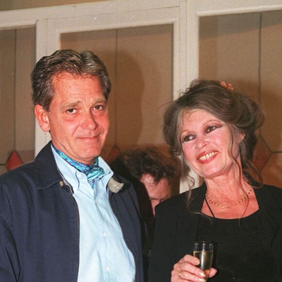 Brigitte Bardot et Bernard d'Ormale ont assisté à la pièce de théâtre "Le vison voyageur" jouée au théâtre de la Michodière au profit de la fondation Brigitte Bardot pour la sauvegarde des visons, marmottes et renards le 17 september 1995