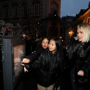 Exclusif - Laeticia Hallyday et son compagnon Jalil Lespert, accompagnés de Jade et Joy sont allés rendre visite au Manneken-Pis qui a été rhabillé en hommage à Johnny Hallyday à Bruxelles le 20 décembre 2022. © Dominique Jacovides / Bestimage  $