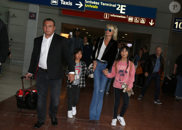 Johnny Hallyday avec sa femme Laeticia, ses enfants Jade et Joy ainsi que la Grand-mère de Laeticia Elyette Boudou arrivent à l'aéroport de Roissy en provenance de Los Angeles. Johnny rentre en France pour entamer sa tournée le 29 juin 2016 à Sedan. Roissy-en-France le 26 juin 2016. 