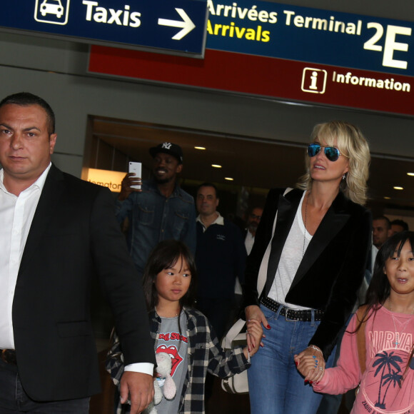 Johnny Hallyday avec sa femme Laeticia, ses enfants Jade et Joy ainsi que la Grand-mère de Laeticia Elyette Boudou arrivent à l'aéroport de Roissy en provenance de Los Angeles. Johnny rentre en France pour entamer sa tournée le 29 juin 2016 à Sedan. Roissy-en-France le 26 juin 2016. 