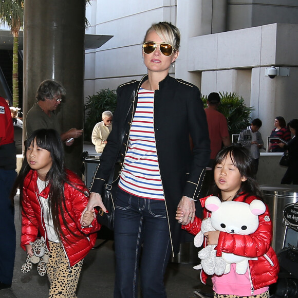 Après son 75ème concert, Johnny Hallyday arrive en famille avec sa femme Laeticia et ses filles Jade et Joy à l'aéroport de Los Angeles en provenance de Paris le 29 mars 2016. Elyette, la grand-mère de Laeticia Hallyday accompagne toute la famille. 