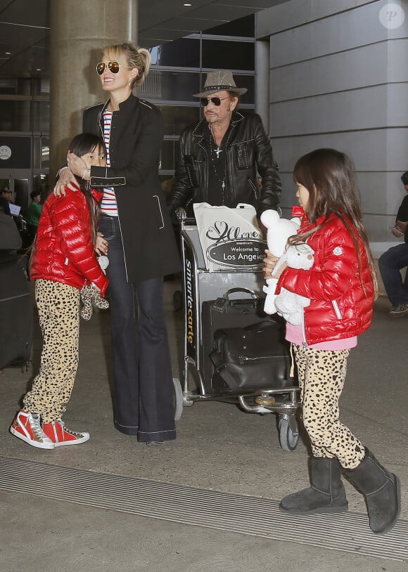 Après son 75ème concert, Johnny Hallyday arrive en famille avec sa femme Laeticia et ses filles Jade et Joy à l'aéroport de Los Angeles en provenance de Paris le 29 mars 2016. Elyette, la grand-mère de Laeticia Hallyday accompagne toute la famille. 