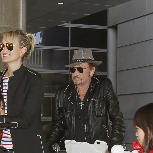 Après son 75ème concert, Johnny Hallyday arrive en famille avec sa femme Laeticia et ses filles Jade et Joy à l'aéroport de Los Angeles en provenance de Paris le 29 mars 2016. Elyette, la grand-mère de Laeticia Hallyday accompagne toute la famille. 